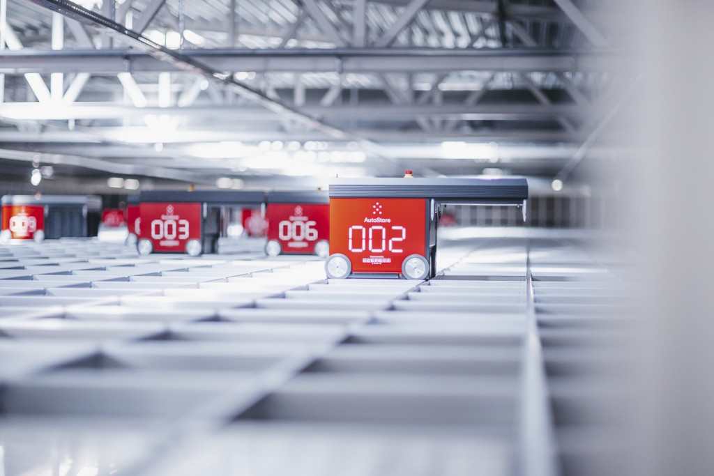 I robot di automazione del magazzino Red AutoStore prelevano gli ordini su una griglia.